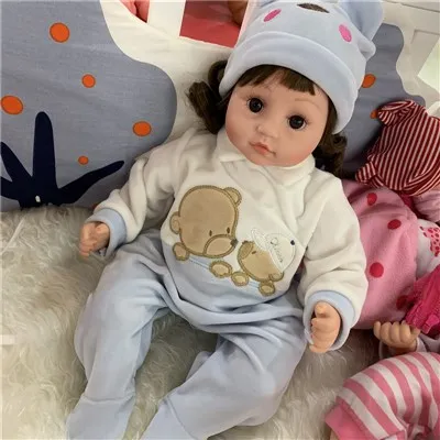 Boneka bayi baru yang dilahirkan kembali